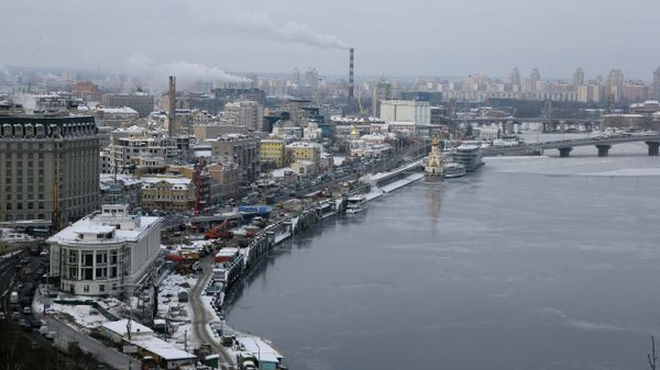 With growing numbers of people, including schoolchildren, facing the prospect of being attacked in the city streets, Kiev's wealthier residents have been turning to private bodyguards in an attempt to ensure their safety. - Sputnik International
