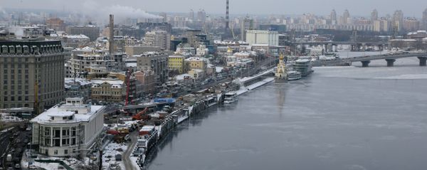 An aerial view of the right bank of the Dnipro River in the Ukrainian capital Kiev on a snowy winters day Thursday, Dec. 20, 2012 - Sputnik International
