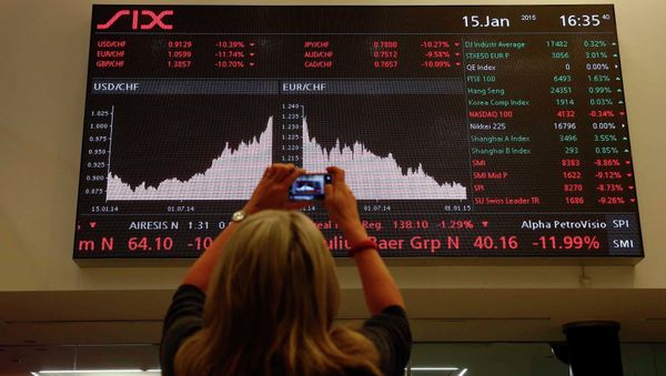 A woman takes a picture of a display showing the Swiss franc's exchange rate against the Euro and other currencies at the Swiss stock exchange in Zurich January 15, 2015 A woman takes a picture of a display showing the Swiss franc's exchange rate against the Euro and other currencies at the Swiss stock exchange in Zurich January 15, 2015 - Sputnik International