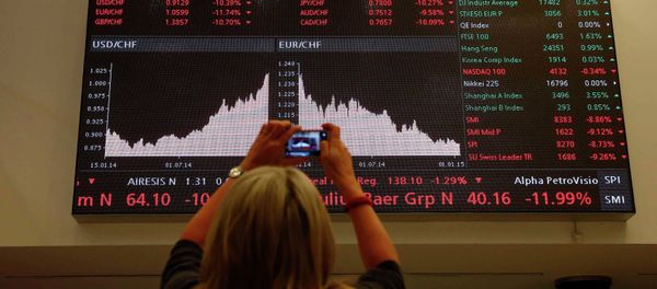 A woman takes a picture of a display showing the Swiss franc's exchange rate against the Euro and other currencies at the Swiss stock exchange in Zurich January 15, 2015 A woman takes a picture of a display showing the Swiss franc's exchange rate against the Euro and other currencies at the Swiss stock exchange in Zurich January 15, 2015 - Sputnik International