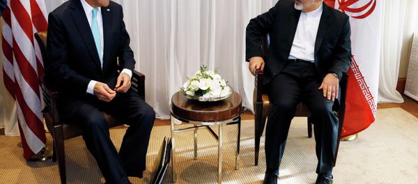 U.S. Secretary of State John Kerry sits with Iranian Foreign Minister Mohammad Javad Zarif before a meeting in Geneva January 14, 2015 - Sputnik International