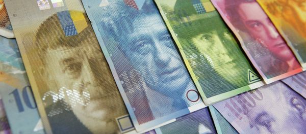 Various Swiss Franc notes lay on a table in this file picture illustration at a bank in Warsaw, July 18, 2011 - Sputnik International