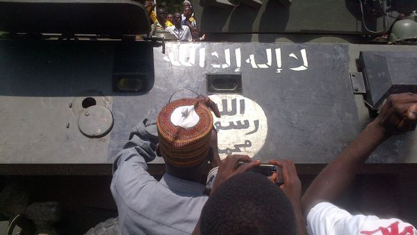 Maiduguri residents gather on September 16, 2014 around an armored personnel carrier (APC) recovered by the army from Boko Haram insurgents in Konduga - Sputnik International