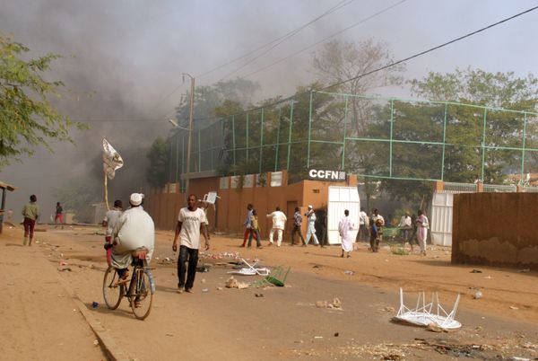 Smoke rises from the Franco-Nigerien Cultural Center (CCFN) in Zinder - Sputnik International