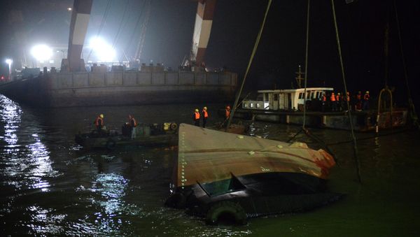 Salvage the wreck after a tug boat sank in the Yangtze River in east China's Jiangsu Province, Friday, Jan. 16, 2015. - Sputnik International