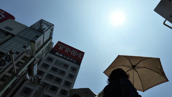 Pedestrians walk under the sun in Tokyo's shopping district Ginza on July 25, 2014 - Sputnik International