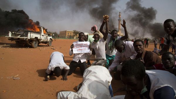 Rioters have set fire to at least seven churches in Niger's capital of Niamey on Saturday during an ongoing turmoil, sparked by Charlie Hebdo's publication of a cartoon mocking the Prophet Mohammad - Sputnik International