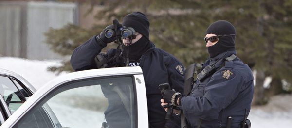 Police search for a suspect in the shooting of two RCMP officers in St. Albert, Alberta, Canada, on Saturday, Jan. 17, 2015 - Sputnik International