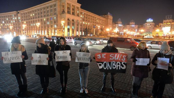 People hold placards read Je suis Volnovakha, Je suis Donbas, and Je suis Ukraine in Kiev on January 14, 2015 to commemorate the victims of a bus shelling People hold placards read Je suis Volnovakha, Je suis Donbas, and Je suis Ukraine in Kiev on January 14, 2015 to commemorate the victims of a bus shelling - Sputnik International