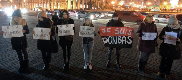 People hold placards read Je suis Volnovakha, Je suis Donbas, and Je suis Ukraine in Kiev on January 14, 2015 to commemorate the victims of a bus shelling People hold placards read Je suis Volnovakha, Je suis Donbas, and Je suis Ukraine in Kiev on January 14, 2015 to commemorate the victims of a bus shelling - Sputnik International