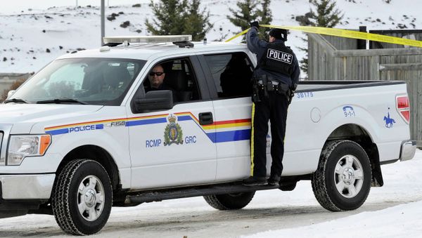 Police officers man the perimeter of a crime scene in St. Albert, Alberta, where two RCMP officers sustained significant injuries after being shot at the Apex Casino, January 17, 2015 - Sputnik International