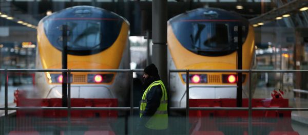 A worker walks past high speed trains at St Pancras International Station in London - Sputnik International