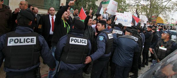 Palestinian policemen hold back demonstrators protesting against Canadian Foreign Minister John Baird, as Baird meets with his Palestinian counterpart in the West Bank city of Ramallah, January 18, 2015. Palestinian policemen hold back demonstrators protesting against Canadian Foreign Minister John Baird, as Baird meets with his Palestinian counterpart in the West Bank city of Ramallah, January 18, 2015. - Sputnik International