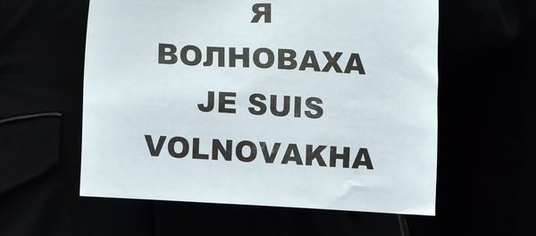 Ukrainian President Petro Poroshenko holds a placard reading Je suis Volnovakha (''I am Volnovakha'') during a rally on Independence Square in Kiev on January 18, 2015 - Sputnik International