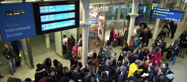 Passengers wait in the long queues at Saint Pancras International station in London Passengers wait in the long queues at Saint Pancras International station in London - Sputnik International