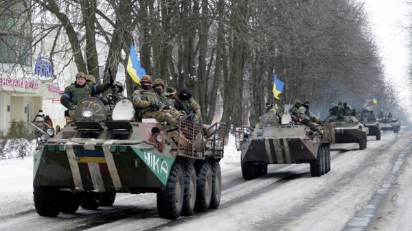 Members of the Ukrainian armed forces drive armored vehicles in the town of Volnovakha, eastern Ukraine, January 18, 2015. - Sputnik International