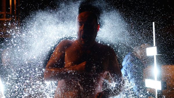 Epiphany bathing at a spring in the village of Staroye Rakamo in the Novgorod region. - Sputnik International