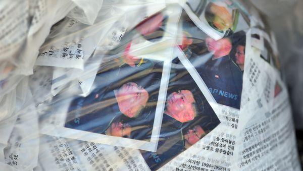 Anti-North Korean leaflets showing pictures of Kim Jong-Un are seen before South Korean activists release balloons carrying the leaflets at a park near the inter-Korea border in Paju, north of Seoul - Sputnik International