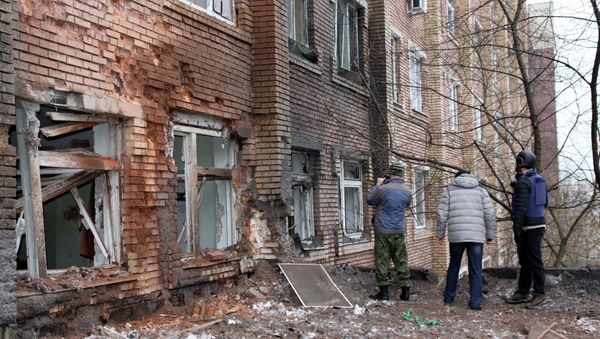 Journalists stand in front of a hospital in the eastern Ukrainian city of Donetsk on January 19, 2015. - Sputnik International