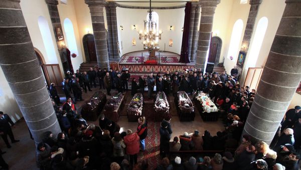 People surround coffins with the bodies of six murdered people during a funeral ceremony in Gyumri - Sputnik International