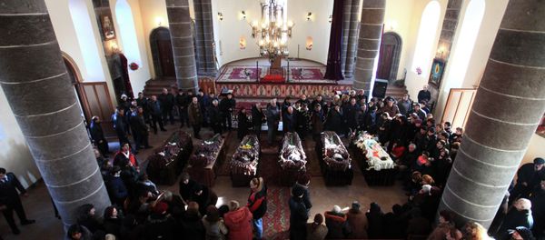 People surround coffins with the bodies of six murdered people during a funeral ceremony in Gyumri - Sputnik International