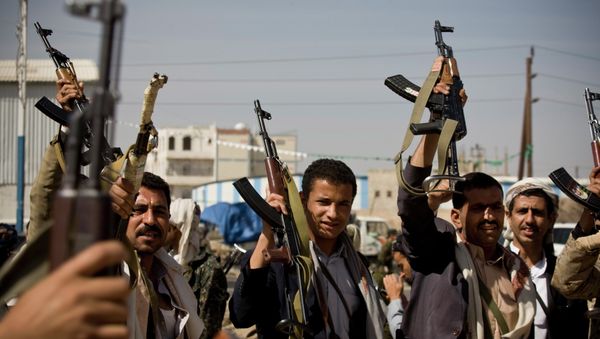 Houthi Shiite Yemeni hold their weapons - Sputnik International