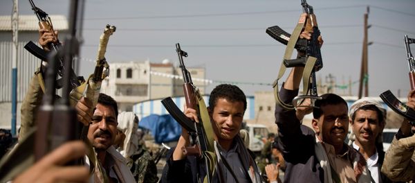 Houthi Shiite Yemeni hold their weapons Houthi Shiite Yemeni hold their weapons - Sputnik International