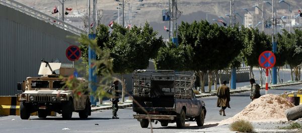 Presidential troops block a road leading to the presidential palace in Sanaa January 20, 2015. - Sputnik International