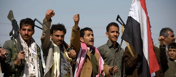 Houthi Shiite Yemenis raise their fists during clashes near the presidential palace in Sanaa, Yemen Houthi Shiite Yemenis raise their fists during clashes near the presidential palace in Sanaa, Yemen - Sputnik International