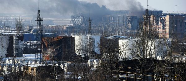 Smoke rises over the new terminal of Donetsk airport in Donetsk, Eastern Ukraine. - Sputnik International