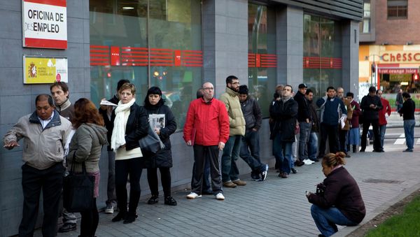 People wait in line at a government employment office on Paseo de las Acacias in Madrid People wait in line at a government employment office on Paseo de las Acacias in Madrid - Sputnik International