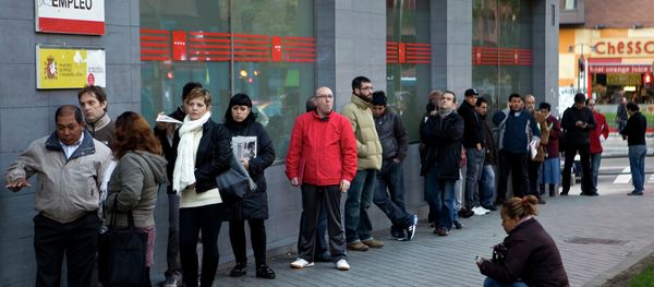 People wait in line at a government employment office on Paseo de las Acacias in Madrid - Sputnik International