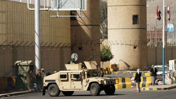 A Houthi fighter mans a machine gun atop a military vehicle, seized from the presidential guards during clashes, outside the Presidential Palace in Sanaa A Houthi fighter mans a machine gun atop a military vehicle, seized from the presidential guards during clashes, outside the Presidential Palace in Sanaa - Sputnik International