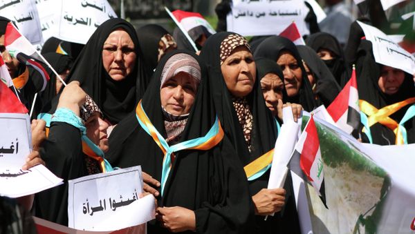 Iraqi women hold placards reading in Arabic: Help women who are abused by DAESH (Islamic State ) during a demonstration to denounce abuse against women by jihadists from the Islamic State - Sputnik International