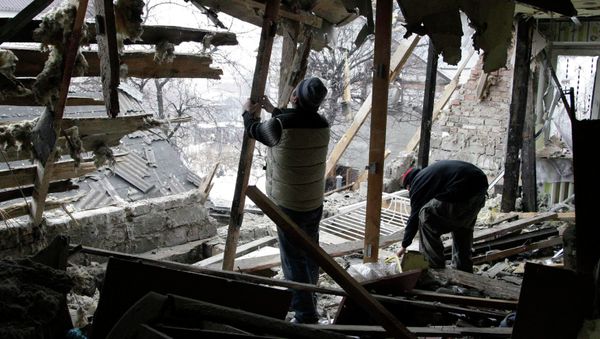 Local residents remove debris at a house damaged by recent shelling in Donetsk, eastern Ukraine, January 21, 2015 Local residents remove debris at a house damaged by recent shelling in Donetsk, eastern Ukraine, January 21, 2015 - Sputnik International
