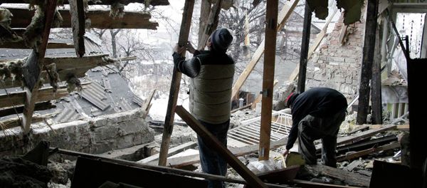 Local residents remove debris at a house damaged by recent shelling in Donetsk, eastern Ukraine, January 21, 2015 Local residents remove debris at a house damaged by recent shelling in Donetsk, eastern Ukraine, January 21, 2015 - Sputnik International