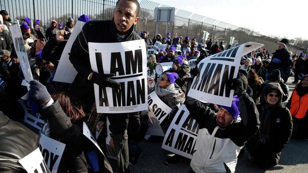 Demonstrators carrying signs sit down on a bridge leading to LaGuardia Airport during a protest march in New York, January 15, 2015 - Sputnik International