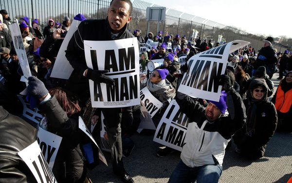 Demonstrators carrying signs sit down on a bridge leading to LaGuardia Airport during a protest march in New York, January 15, 2015 Demonstrators carrying signs sit down on a bridge leading to LaGuardia Airport during a protest march in New York, January 15, 2015 - Sputnik International
