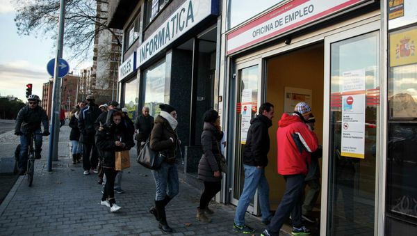 People enter a government-run employment office in Madrid January 22, 2015 - Sputnik International