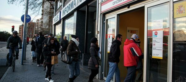 People enter a government-run employment office in Madrid January 22, 2015 - Sputnik International