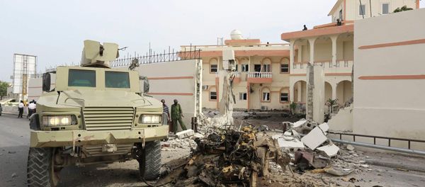Somali government forces drive their armoured personnel carrier (APC) at the scene of a suicide car explosion in front of the SYL hotel in the capital Mogadishu January 22, 2015 Somali government forces drive their armoured personnel carrier (APC) at the scene of a suicide car explosion in front of the SYL hotel in the capital Mogadishu January 22, 2015 - Sputnik International