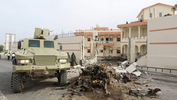 Somali government forces drive their armoured personnel carrier (APC) at the scene of a suicide car explosion in front of the SYL hotel in the capital Mogadishu January 22, 2015 Somali government forces drive their armoured personnel carrier (APC) at the scene of a suicide car explosion in front of the SYL hotel in the capital Mogadishu January 22, 2015 - Sputnik International