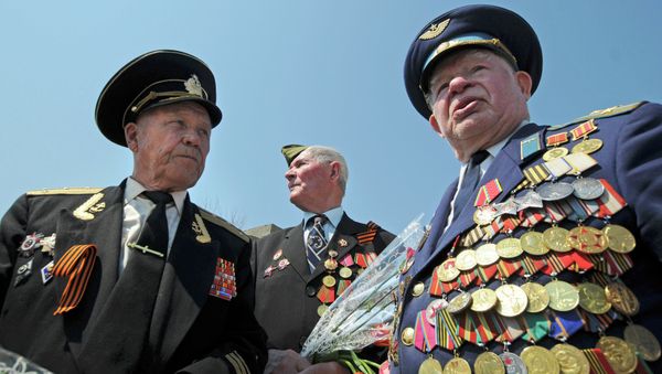 World War II veterans Albert Semushin of Moldova, left, Grigory Rekobratsky of Lithuania, center background, and Vladimir Buhenko of Moldova, meet at the World War II memorial near Volgograd, about 900 kilometers (550 miles) southeast of Moscow, Friday, May 7, 2010 - Sputnik International