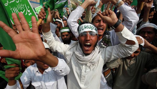 Supporters of religious group Sunni Tehreek chant slogans in a protest against satirical French weekly newspaper Charlie Hebdo, which featured a cartoon of the Prophet Mohammad as the cover of its first edition since an attack by Islamist gunmen, in Karachi January 22, 2015 - Sputnik International