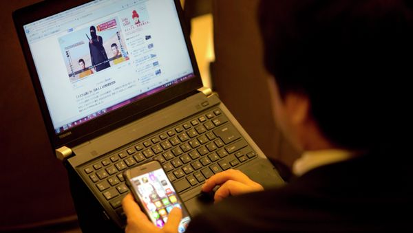 A Japanese journalist looks at a video of the hostages prior to Japan's Prime Minister Shinzo Abe press conference in Jerusalem, Tuesday, Jan. 20, 2015 A Japanese journalist looks at a video of the hostages prior to Japan's Prime Minister Shinzo Abe press conference in Jerusalem, Tuesday, Jan. 20, 2015 - Sputnik International