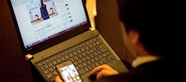 A Japanese journalist looks at a video of the hostages prior to Japan's Prime Minister Shinzo Abe press conference in Jerusalem, Tuesday, Jan. 20, 2015 A Japanese journalist looks at a video of the hostages prior to Japan's Prime Minister Shinzo Abe press conference in Jerusalem, Tuesday, Jan. 20, 2015 - Sputnik International