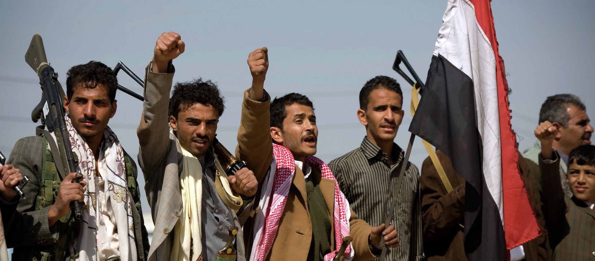 Houthi Shiite Yemenis raise their fists during clashes near the presidential palace in Sanaa, Yemen Houthi Shiite Yemenis raise their fists during clashes near the presidential palace in Sanaa, Yemen - Sputnik International, 1920, 16.02.2021