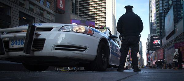 A police officer stands guard in Times Square in the Manhattan borough of New York January 15, 2015 - Sputnik International