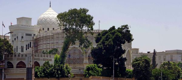 Egyptian security forces inspect the scene after two homemade bombs went off near the presidential palace in Cairo - Sputnik International
