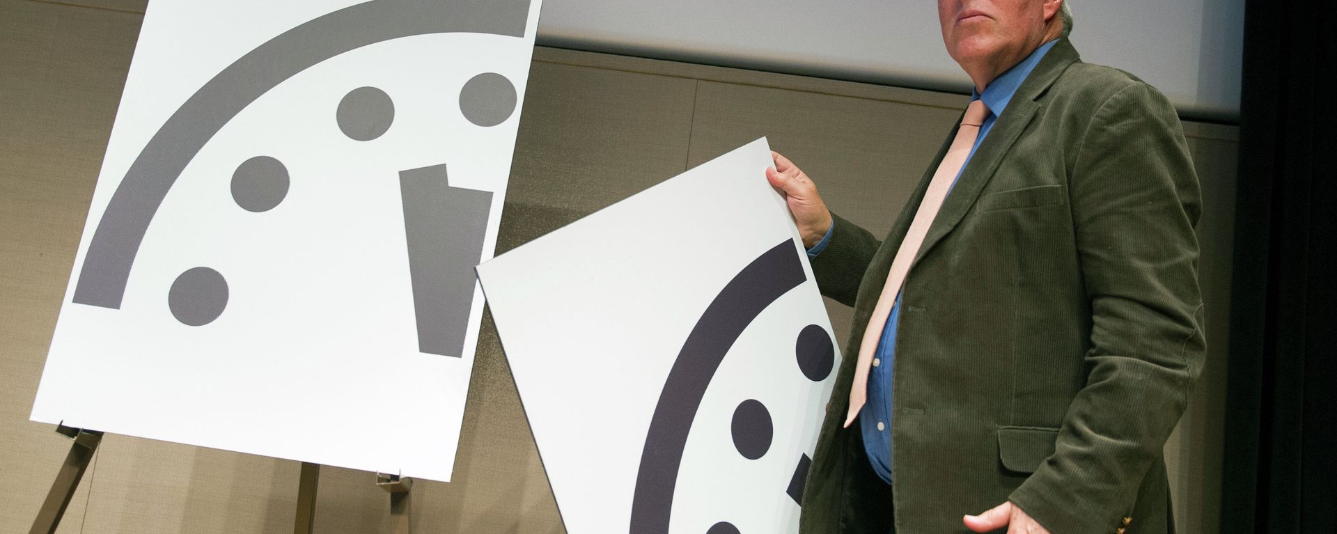 Climate scientist Richard Somerville, a member of the Science and Security Board, Bulletin of the Atomic Scientists, unveils the new Doomsday Clock in Washington, Thursday, Jan. 22, 2015 Climate scientist Richard Somerville, a member of the Science and Security Board, Bulletin of the Atomic Scientists, unveils the new Doomsday Clock in Washington, Thursday, Jan. 22, 2015 - Sputnik International, 1920, 24.01.2023